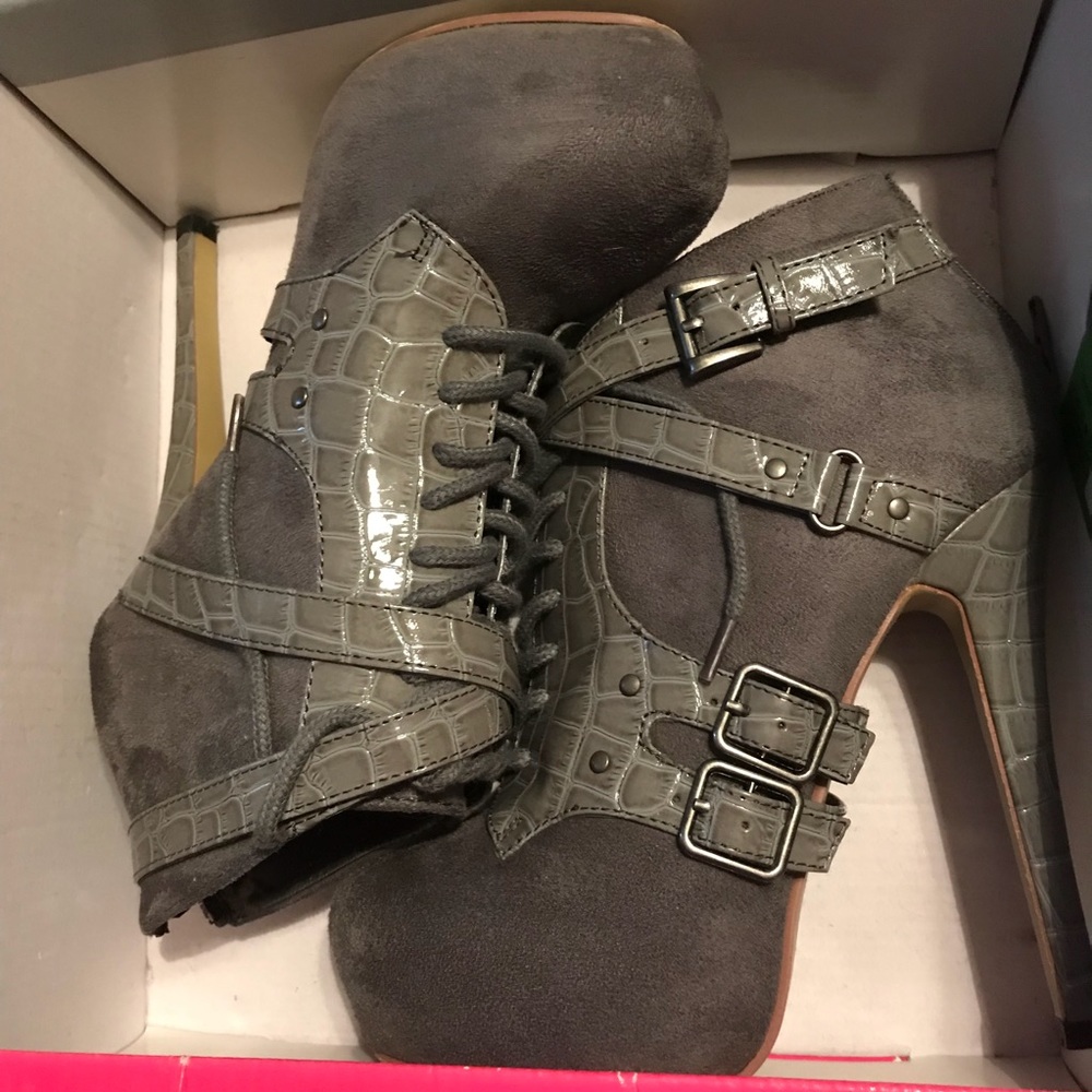 Shoe dazzle meilin bootie size 6